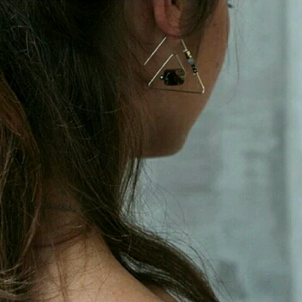 ๐HP๐ Triangle Threader Earrings Gold - Picture 5 of 5